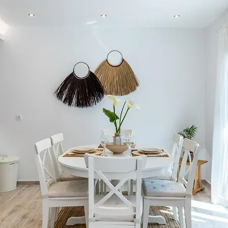 Apartment Sea Escape - Comfort Meets Island Charm