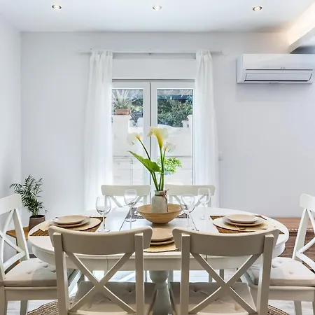 Apartment Sea Escape - Comfort Meets Island Charm