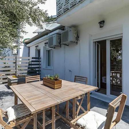 Apartment Sea Escape - Comfort Meets Island Charm *